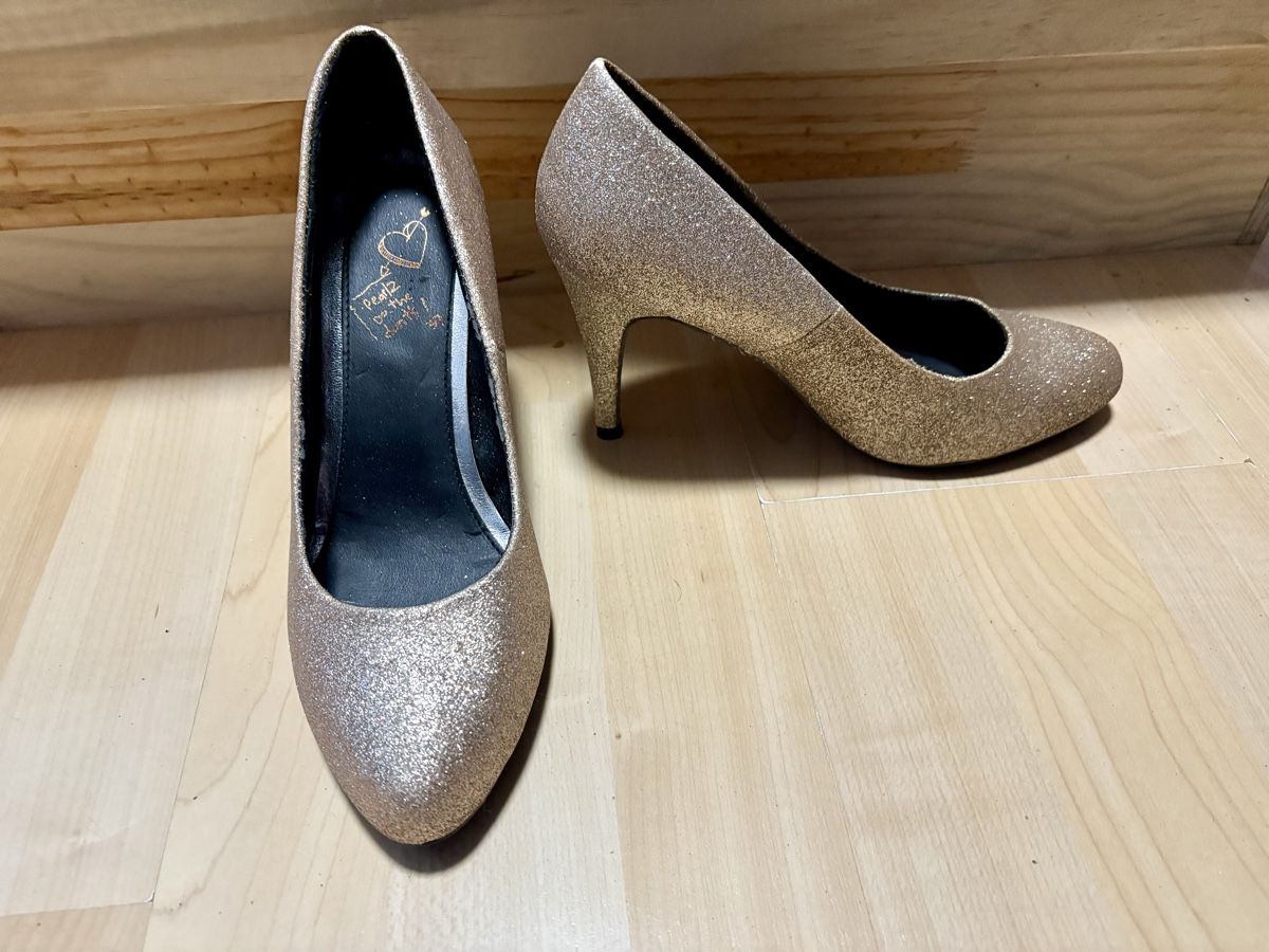 Scarpe da donna: Glitzernde goldene Pumps – Nuovo (secondo la descrizione) da Wetzikon ZH venduto da deb_8wcc 1