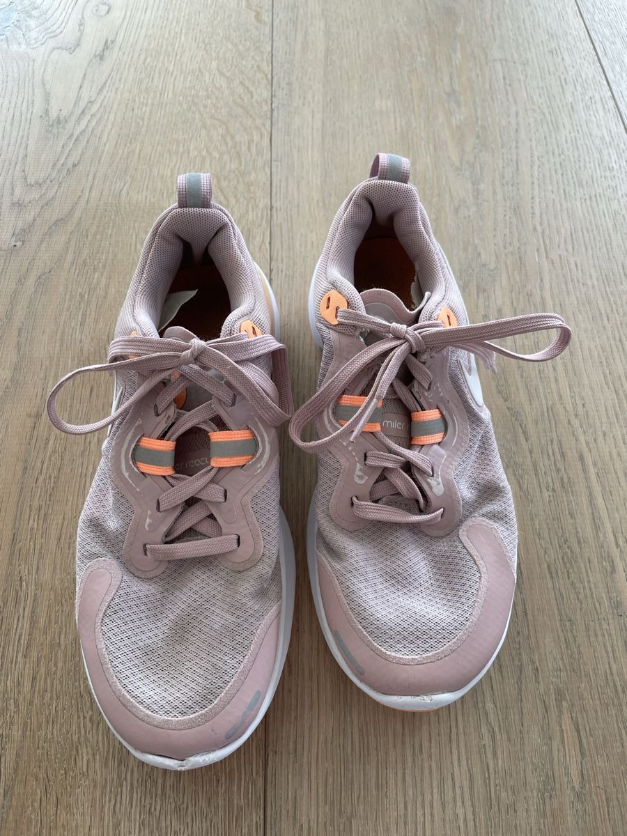 Nike Chaussures filles: Nike Kinderschuhe Grösse 37.5 – D'occasion à Hohenrain par Oters