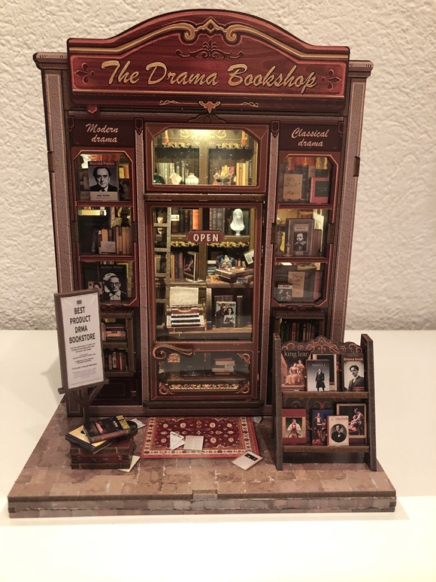 Tutte le decorazioni: The Drama Bookshop - Book Nook – Usato da Zollikofen venduto da DelNero
