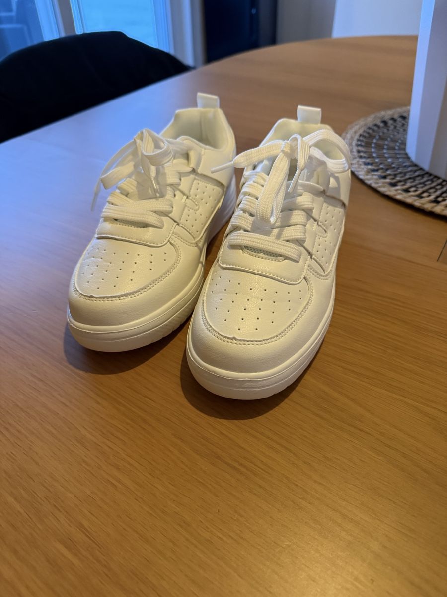 Scarpe da donna: Baskets blanches - neuves! – Nuovo e nell'imballaggio originale da Villars-le-Terroir venduto da ale_c79d