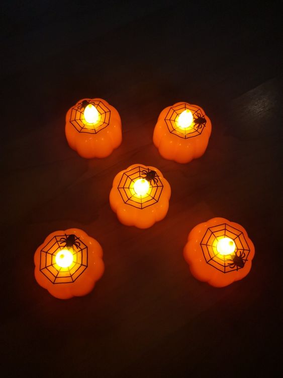 12 Stück LED Kürbis Kerzen Halloween - Flammenlose Teelichter Batteriebetrieben - Gruselige Deko Für Party & Tisch