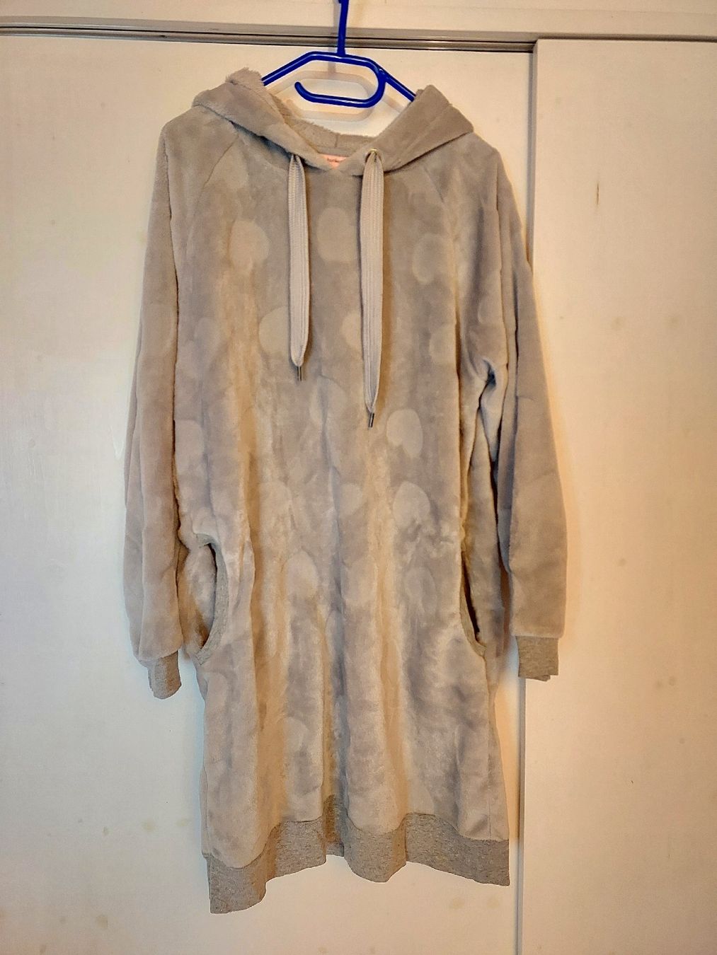 Hunkemöller Negligees & Pigiami: Fleece Hauskleid – Usato da Brunnen venduto da CHOUCHOU.