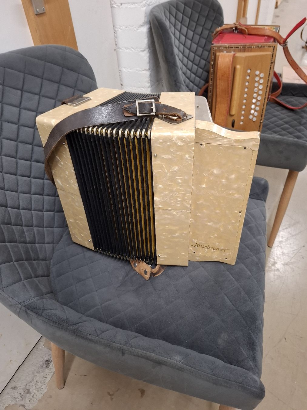 Musikinstrumente: nussbaumer orgeli – Gebraucht aus Villeneuve von BibiVintage 1