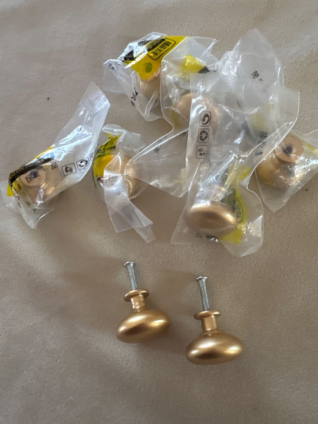 Eisenwaren: Lot Möbelknöpfe 8 Stück – Neu und originalverpackt aus Lotzwil von Tgdromad