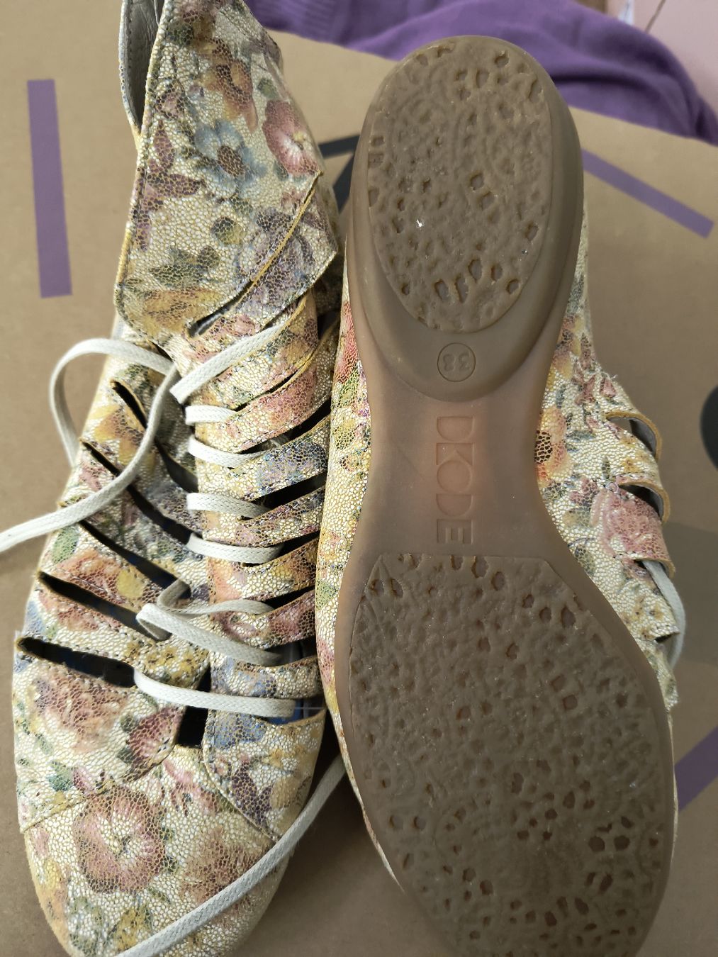 Scarpe da donna: DECODE Damenschuhe, Gr. 38, Blumenmuster, Top Zustand! – Usato da Schöfflisdorf venduto da kin_2dp9 2