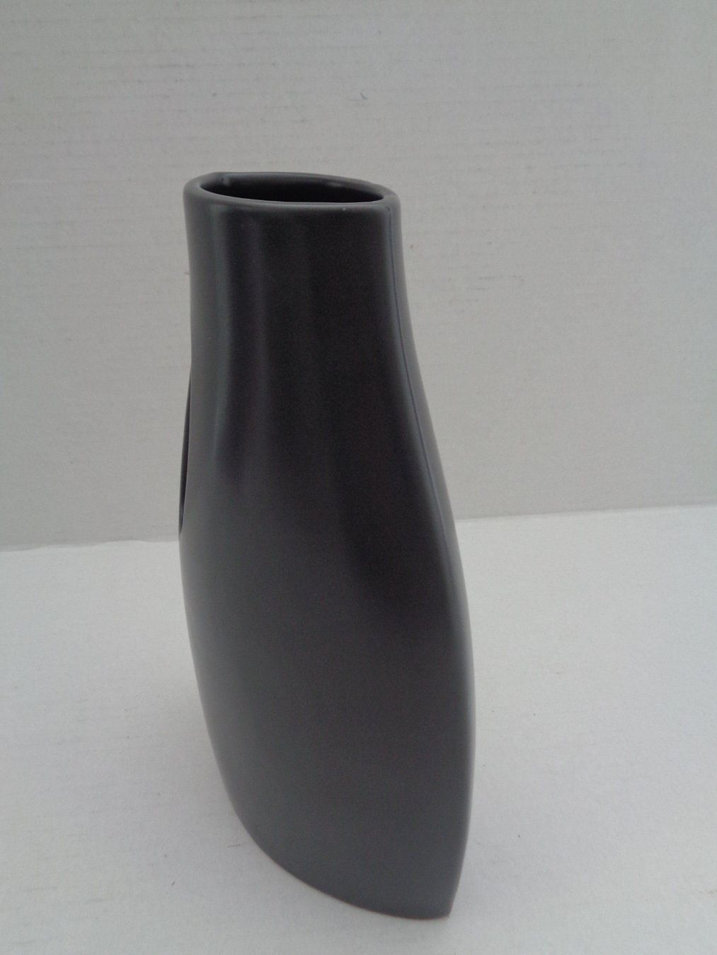Vasi & Recipienti: Keramik - Designer Vase mit Loch – Usato da Chur venduto da omonia 1