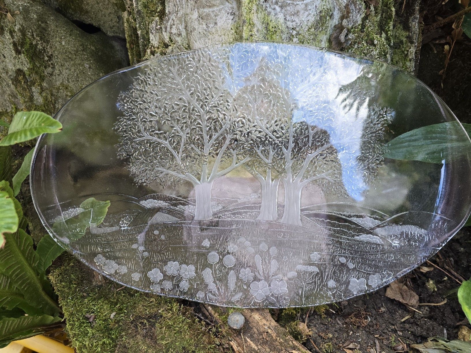 Glasi Hergiswil Servierplatten: Glasplatte Hergiswil mit Baumrelief  – Gebraucht aus Walkringen von Vanuca 2