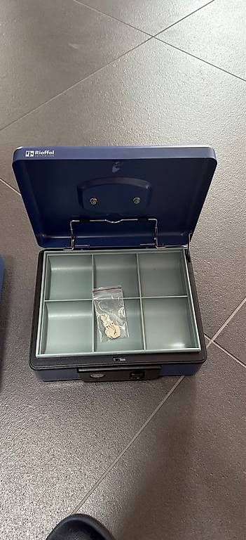 Registratore di cassa: Geldkassette Rieffel 230 x 185 mm – Usato da Oberkirch LU venduto da Abfuellstation-gmbh