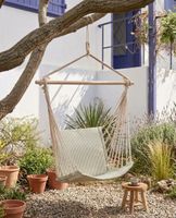 Chaise suspendue avec barre en bois neuve