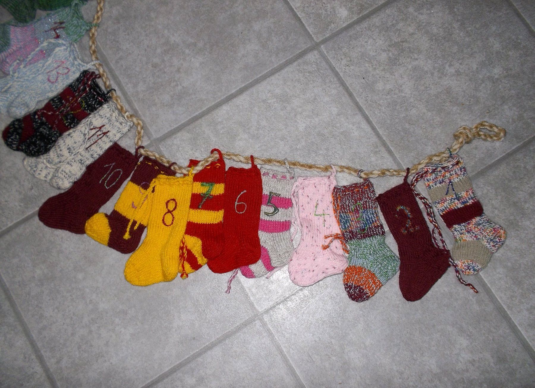 Calendari: schöner selbstgestrickter Adventskalender – Nuovo (secondo la descrizione) da Kaltbrunn venduto da Cindy99 1