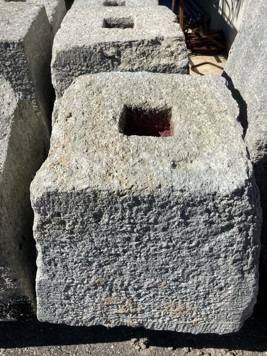Steine & Dachziegeln: Div Granit Fundamente  – Gebraucht aus Uerkheim von Dealer-4813 1