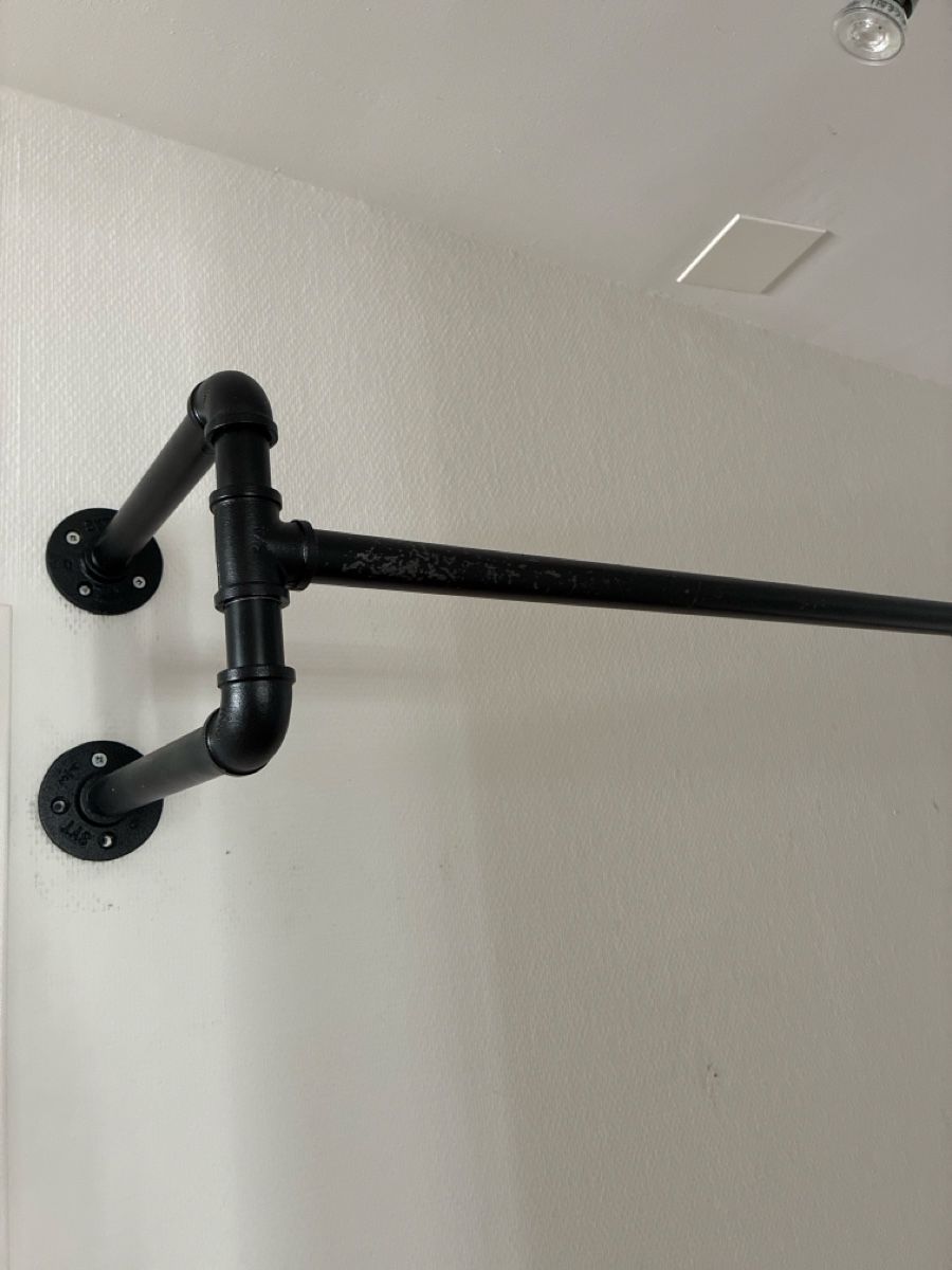 Quincaillerie: Black industrial pipe clothes rack – D'occasion à Zürich par BlancaL 1