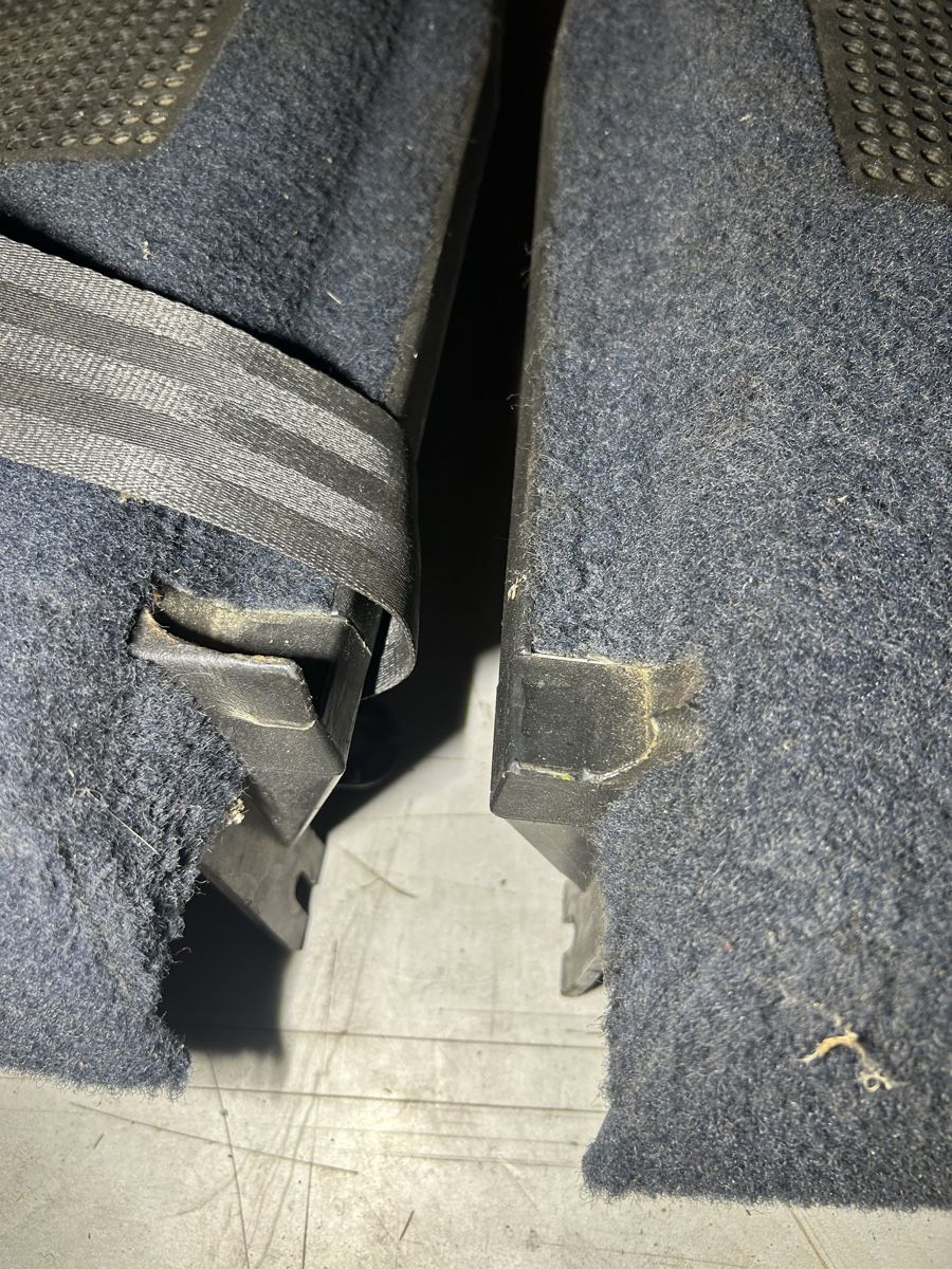 Volkswagen Tutti pezzi di ricambio auto: VW Golf 2 - Halter Hutablage Blau – Usato da Gampelen venduto da ste_r6hj 1