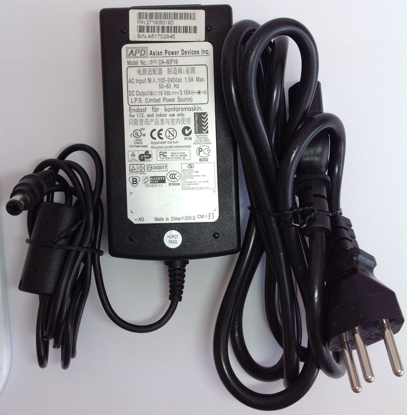 Caricabatterie: APD DA-60F19 Display PowerSupply 19V 3,15A Universal-Netztei – Usato da Reinach AG venduto da RiesenServicesGmbH