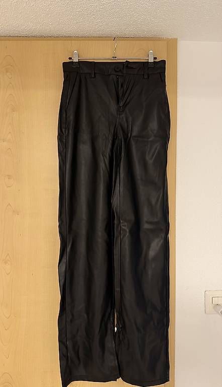 Hosen: Schwarze Kunstlederhose – Gebraucht aus Rorschach von Tara234