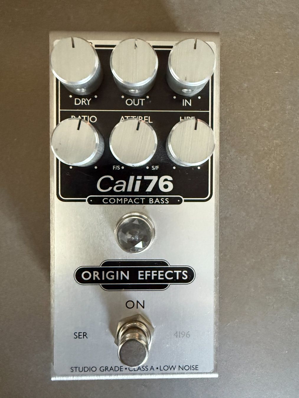 Instruments de musique: Origin Effects Cali 76 Compact Bass Compressor – D'occasion à Schindellegi par Starfish007