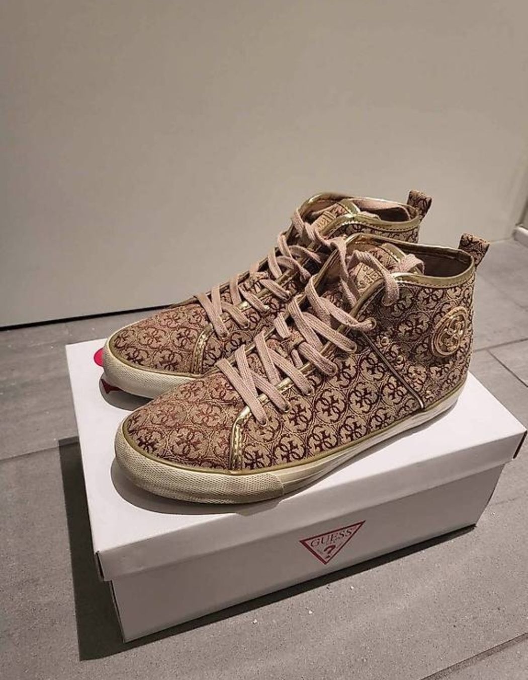 Guess Damenschuhe: Guess Sneakers – Gebraucht aus Hellbühl von d.d.d.125