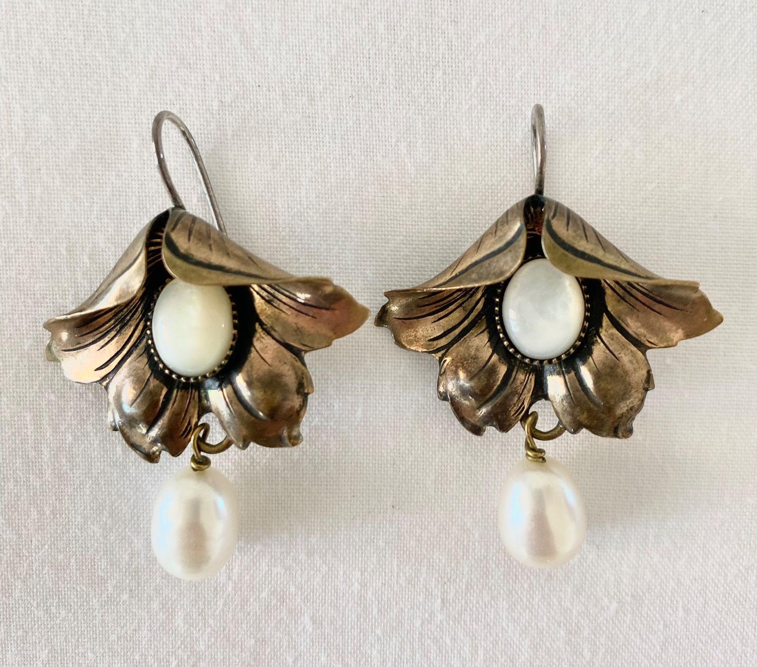 Ohrringe & -stecker: Vintage Blüten Ohrringe mit Perlendetails – Gebraucht aus Basel von curated_finds