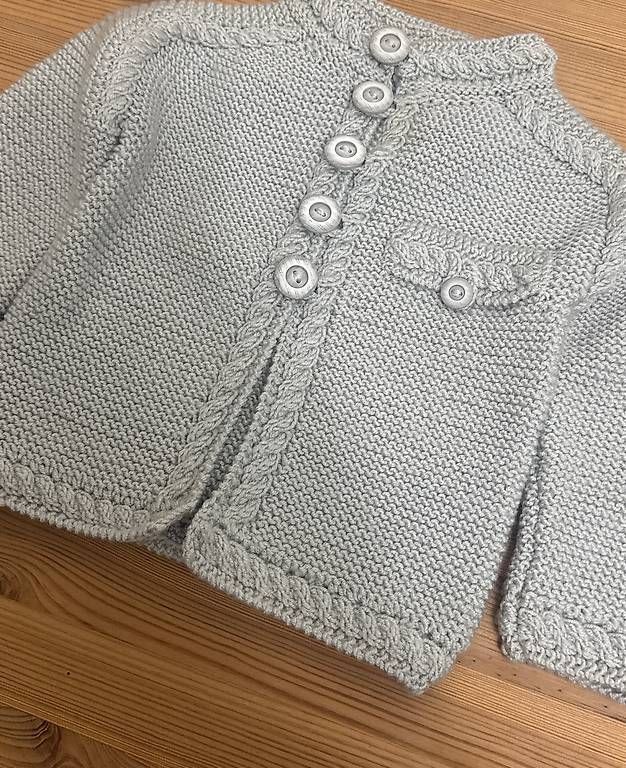 Giacche & Cappotti:  Handgestrickte Kinder-Strickjacke mit Zopfmuster – Nuovo e nell'imballaggio originale da Wollerau venduto da ALPERA 2