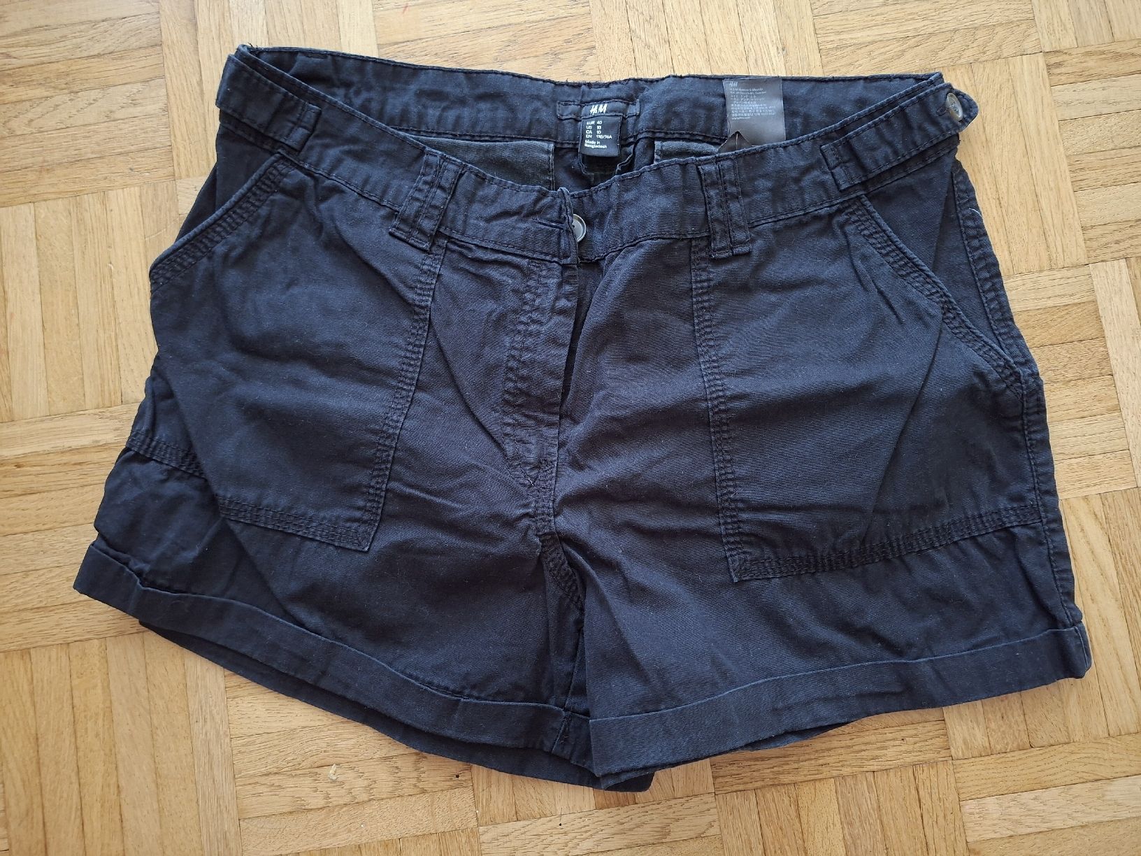 H&M Pantalons: Short noir H&M taille 40 été ☀️ – D'occasion à Plan-les-Ouates par Laly_92