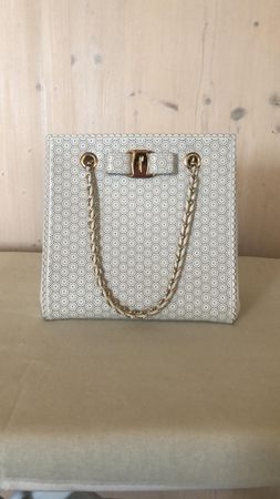 Schöne weisse Salvatore Ferragamo Handtasche mit Kettchen