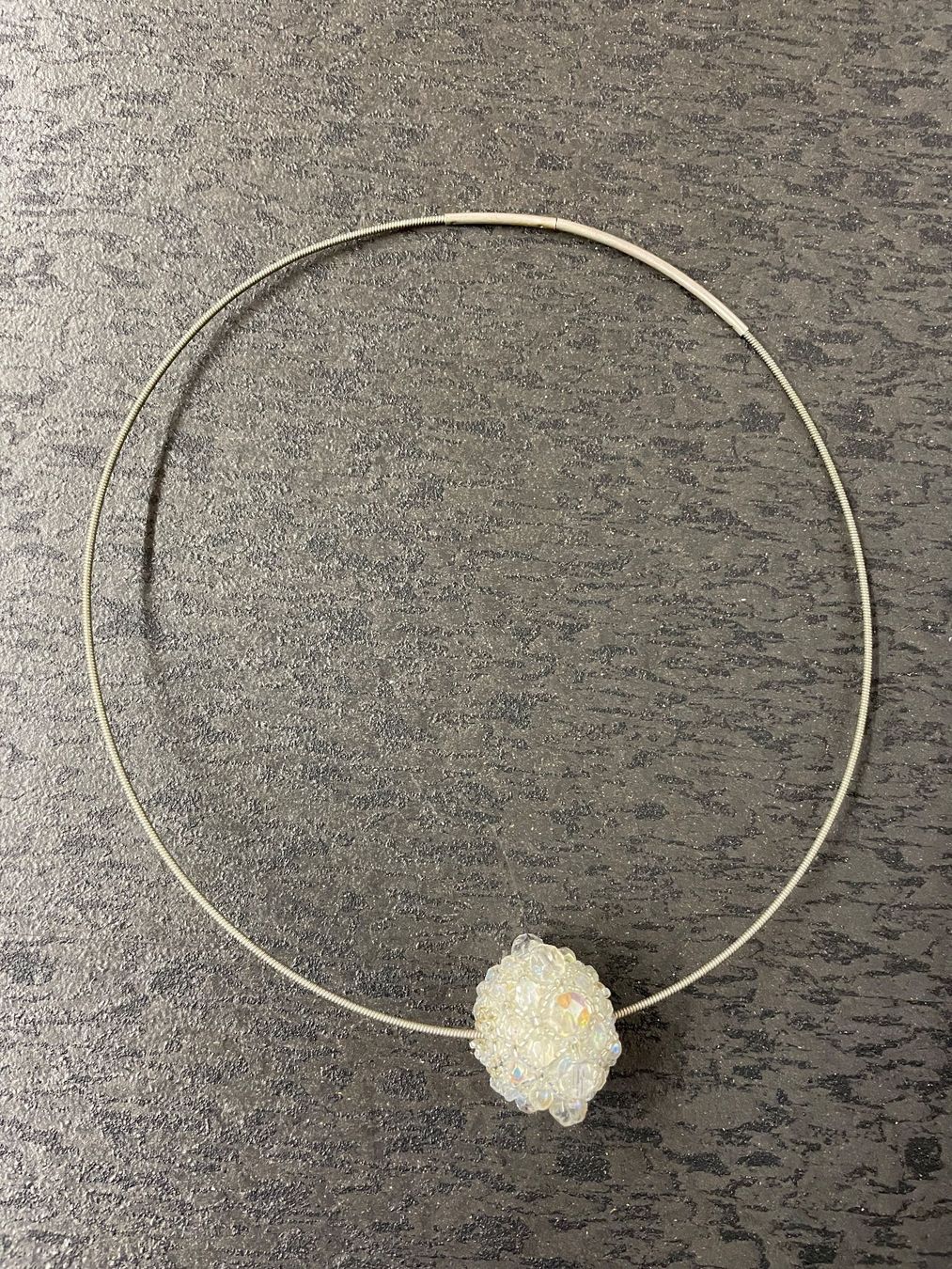 Catenine: Modeschmuck Halskette mit runden Anhänger – Usato da Füllinsdorf venduto da bienli