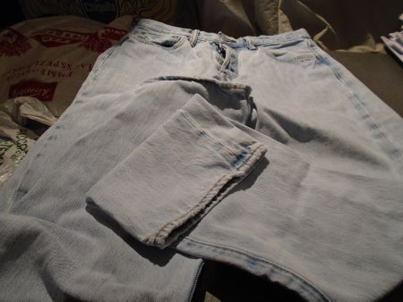 Jeans Grösse W32 / L32, hellblau, Knöpfe