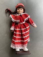 Porzellanpuppe mit rotem Kleid