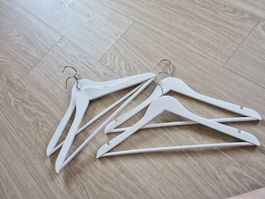 Lot de 4 cintres blancs bois 40cm état d'usage