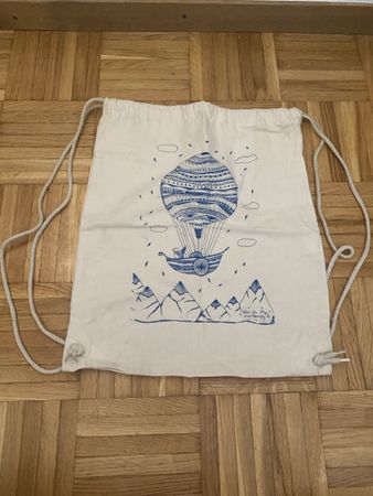 Sac à cordon imprimé montgolfière et montagne