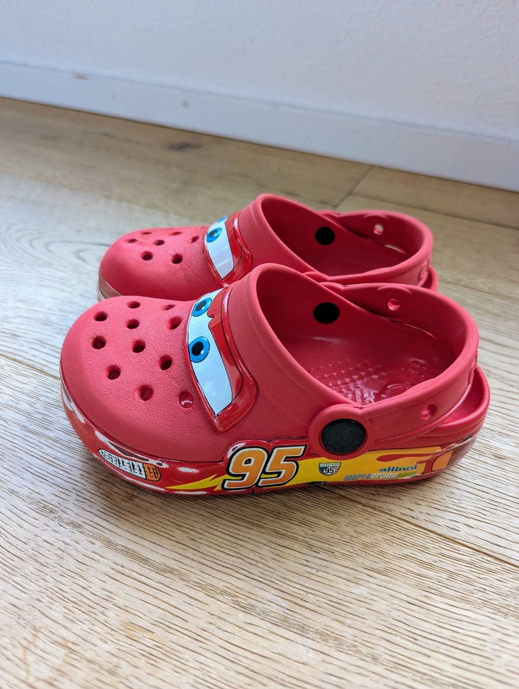 Crocs Schuhe für Jungen: Original Cars Crocs, Grösse 27/28 – Gebraucht aus Maienfeld von Aliwanter 1