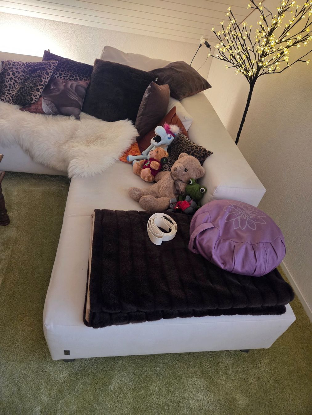 Sofas: Grosses helles Sofa mit div. Kissen – Gebraucht aus Guntershausen von luckyzucky 2