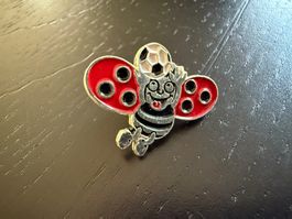 Süsser Marienkäfer Fussball Pin Anstecker Top Zustand!