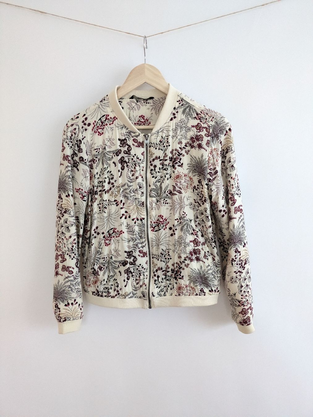 Only Jacken: Bomberjacke ONLY blumenmuster Grösse 34  – Gebraucht aus Rorschach von olg_5qq2 1