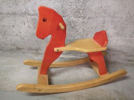 Schaukelpferd rot