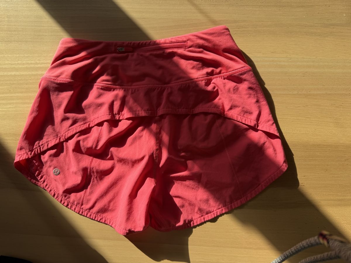 Lululemon Pantaloni: Lululemon Laufshorts S – Nuovo (secondo la descrizione) da Ennetbaden venduto da b617 1