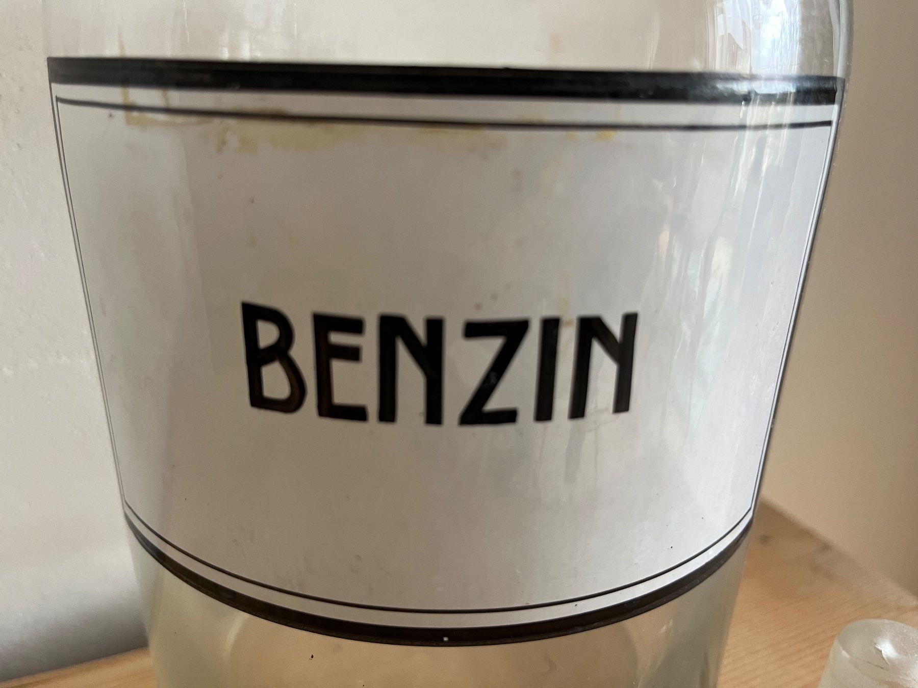 Accessori da laboratorio: Alte Apothekerflasche "Benzin" mit emaillierter Etikette – Usato da Steffisburg venduto da Reitschel5 2