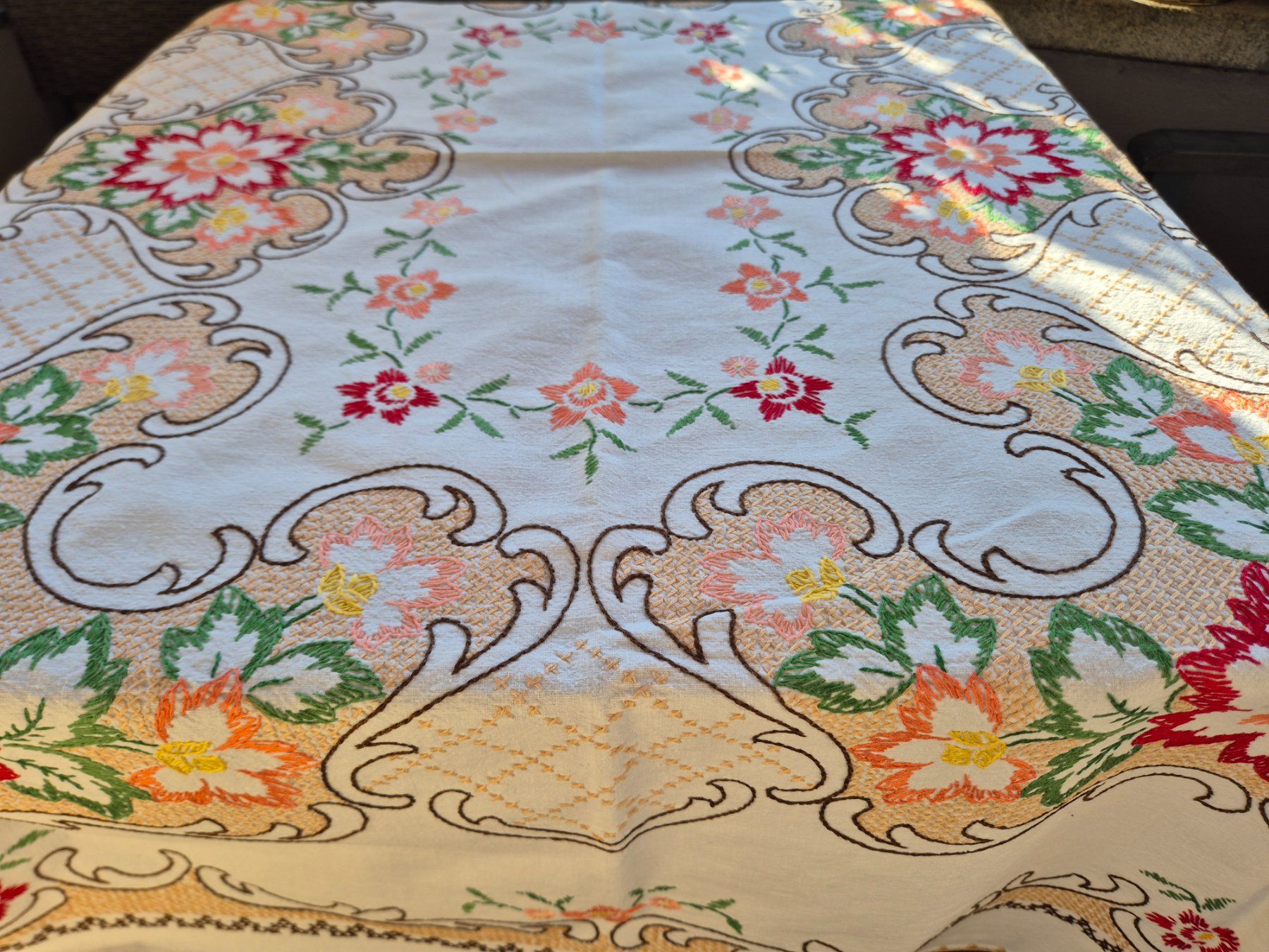 Altra biancheria da tavola: Tischdecke bestickt Blumenmuster , Handarbeit – Usato da Bern venduto da aronari 2