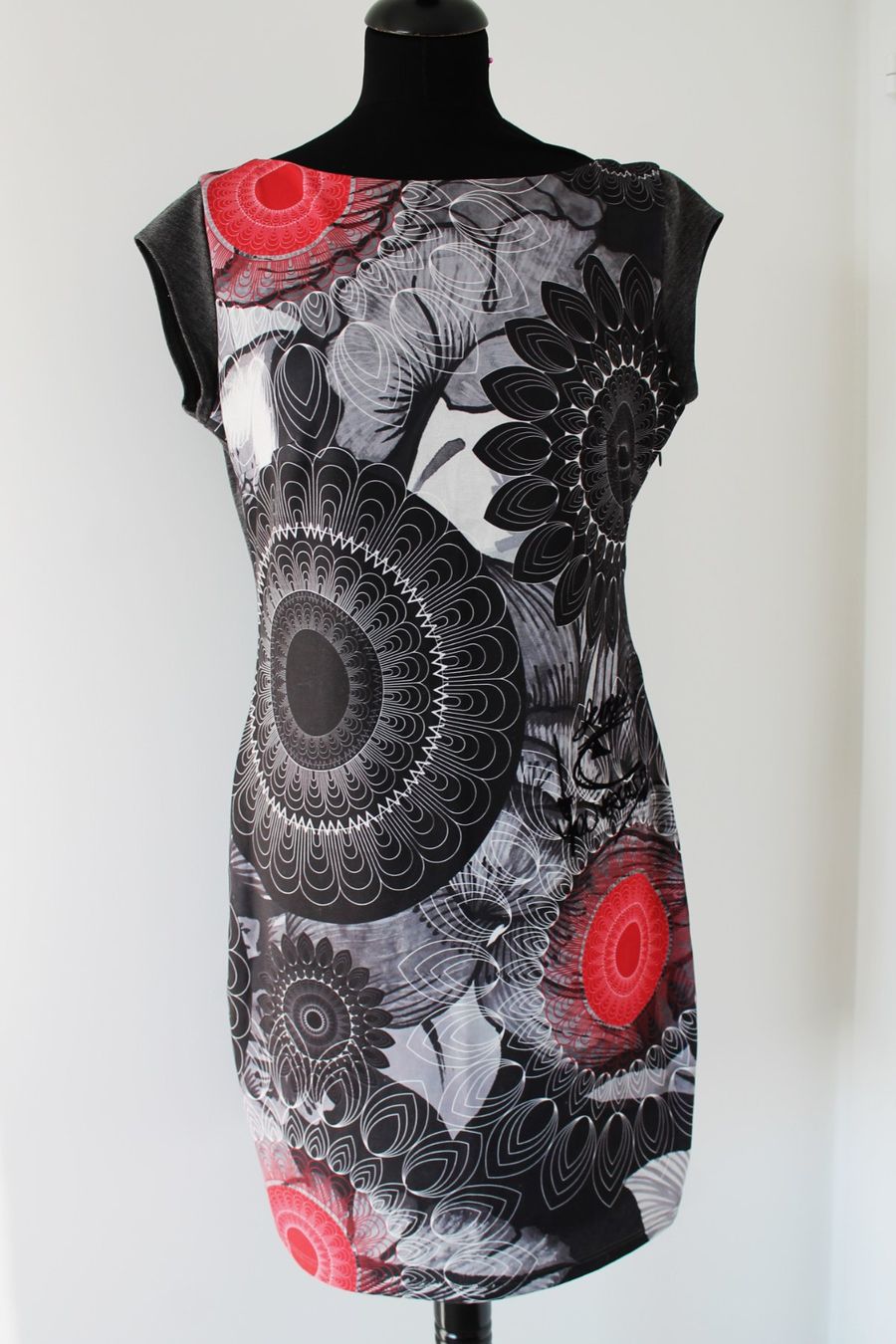 Desigual Vestiti: Robe étui DESIGUAL taille L – Usato da Chez-le-Bart venduto da jasse