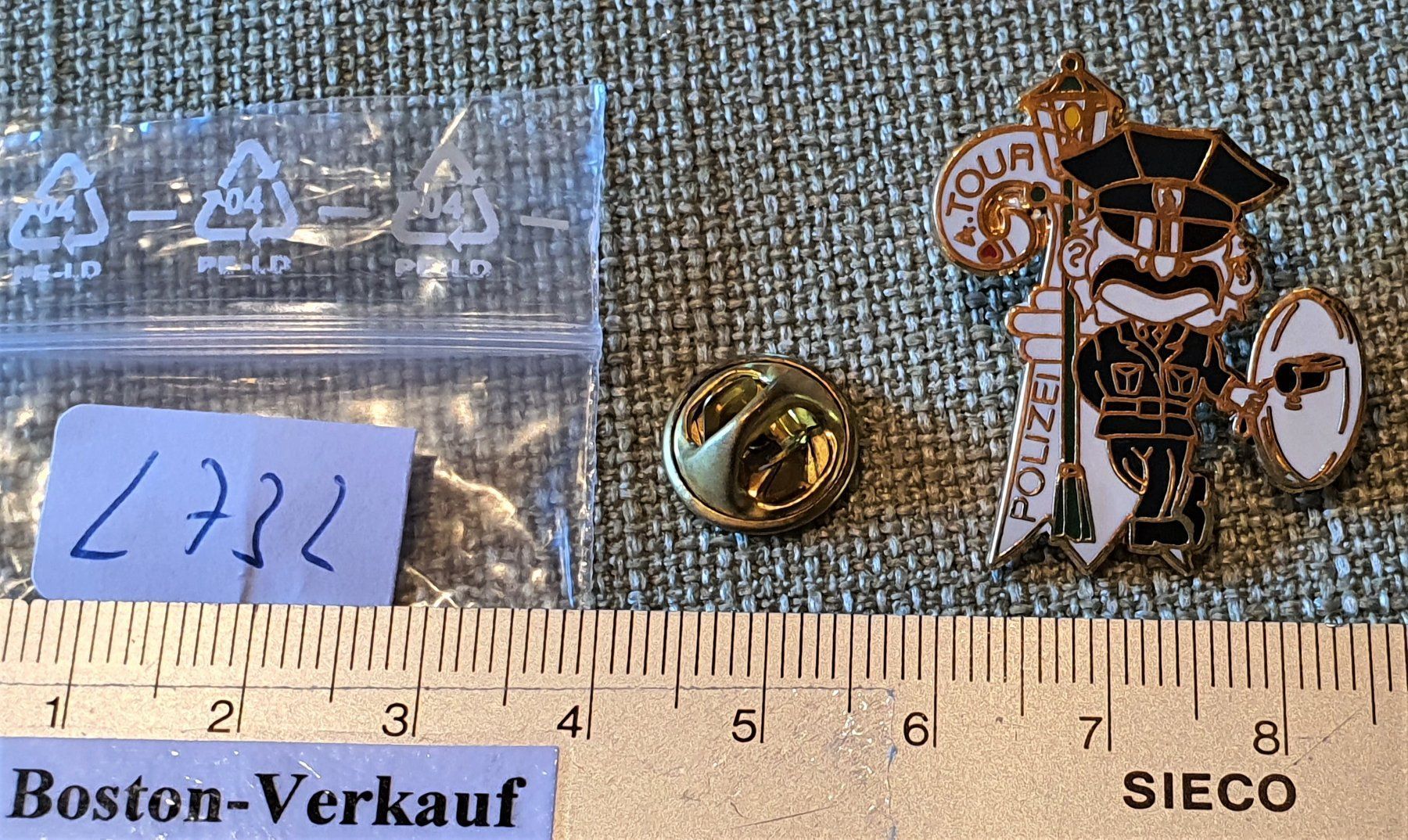 Placchette & Badge: L732 - Pin Polizei  Basel 4. Tour – Usato da Reinach BL venduto da Boston-Verkauf 1