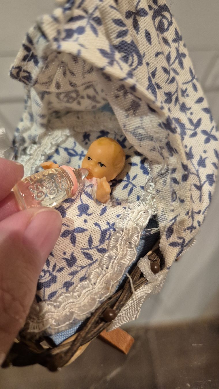 Puppenwagen: Puppenstubenwagen mit Püppchen – Gebraucht aus Schaffhausen von peggi77755 6