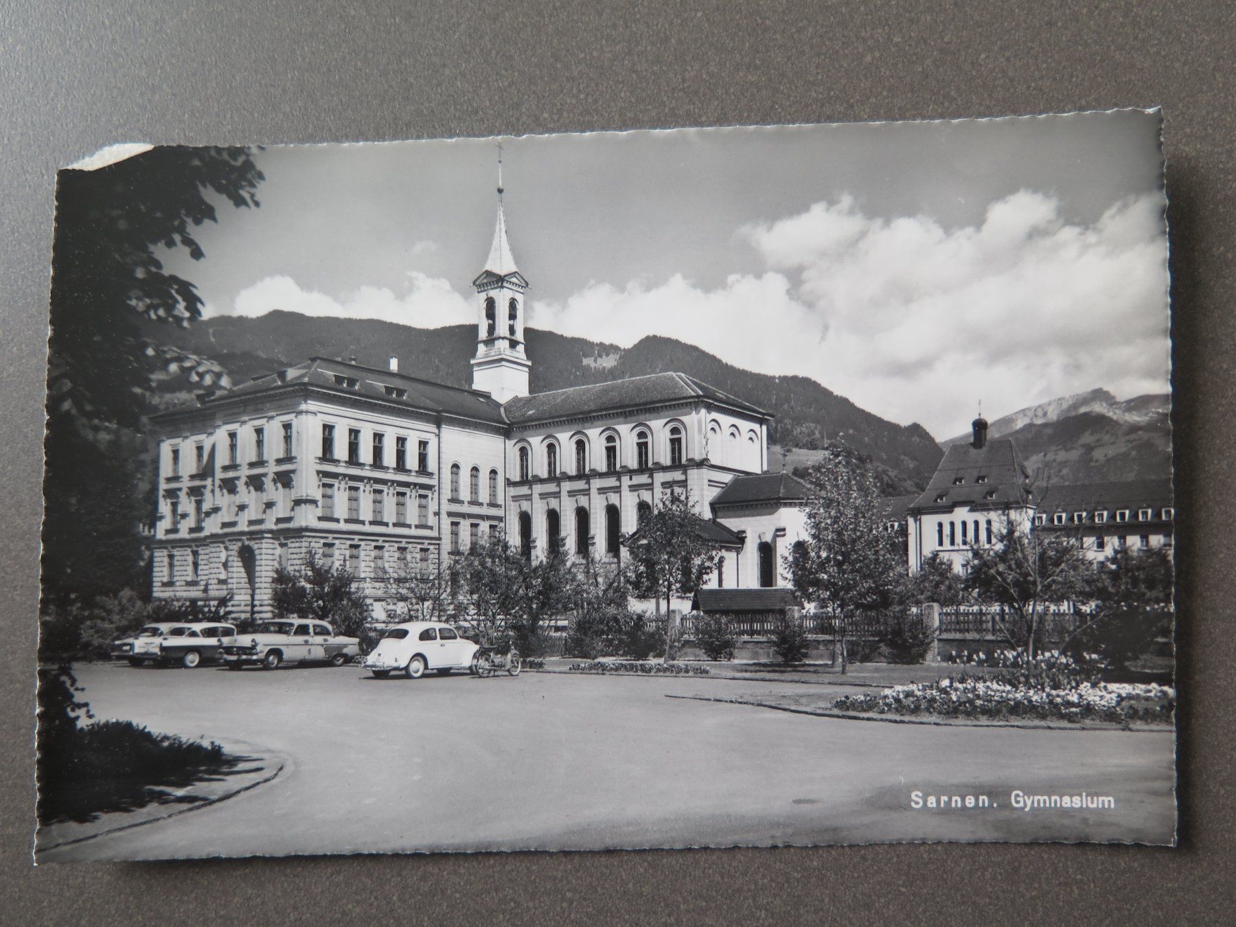 Ansichtskarten: SARNEN - GYMNASIUM - OLDTIMER U.A. VW-KÄFER – Gebraucht aus Wittenbach von lipasal