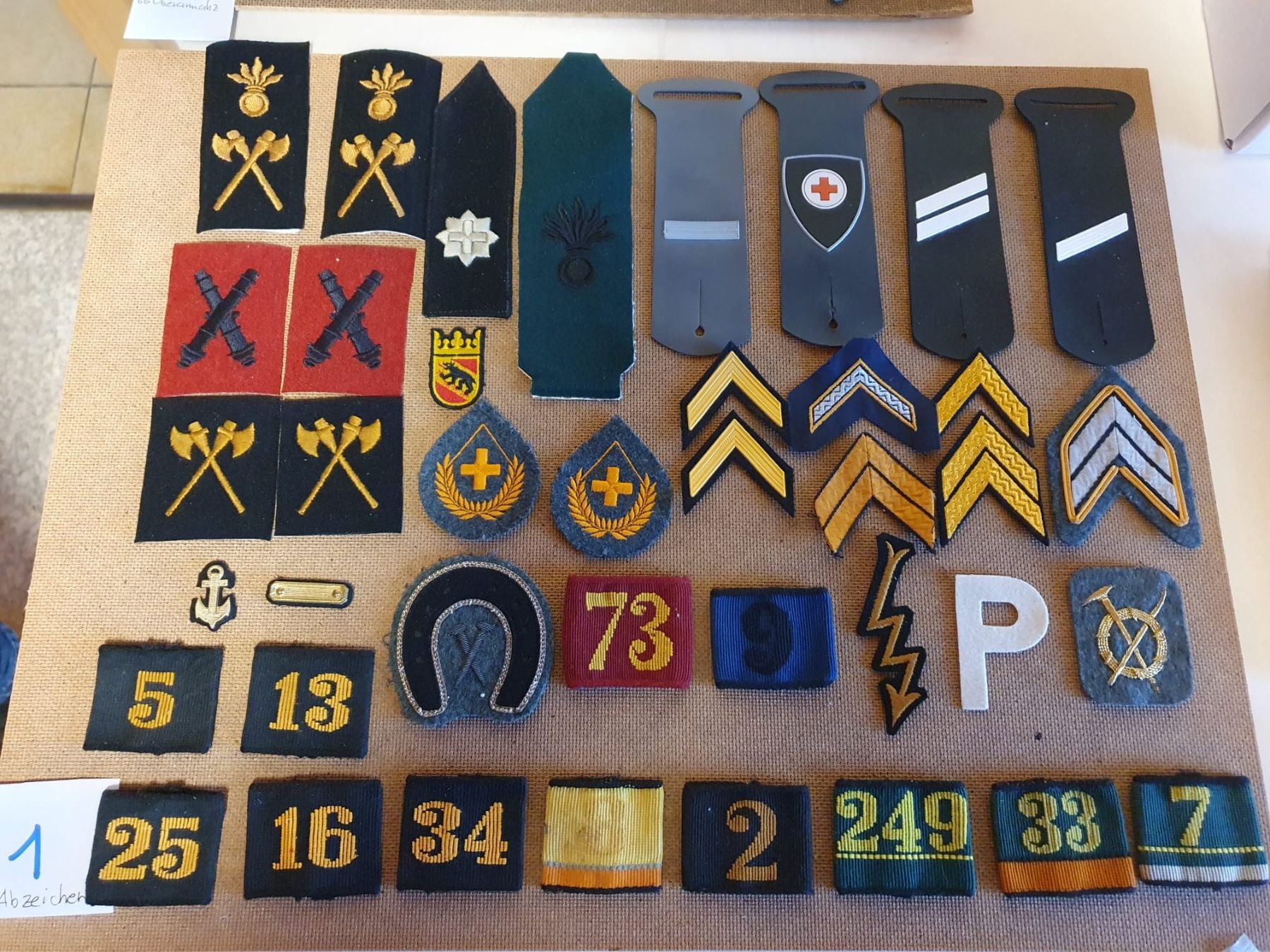 Schweizer Armee Placchette & Badge: 40 Abzeichen Militär Polizei Schweiz – Usato da Richigen venduto da Auerhahn11 1