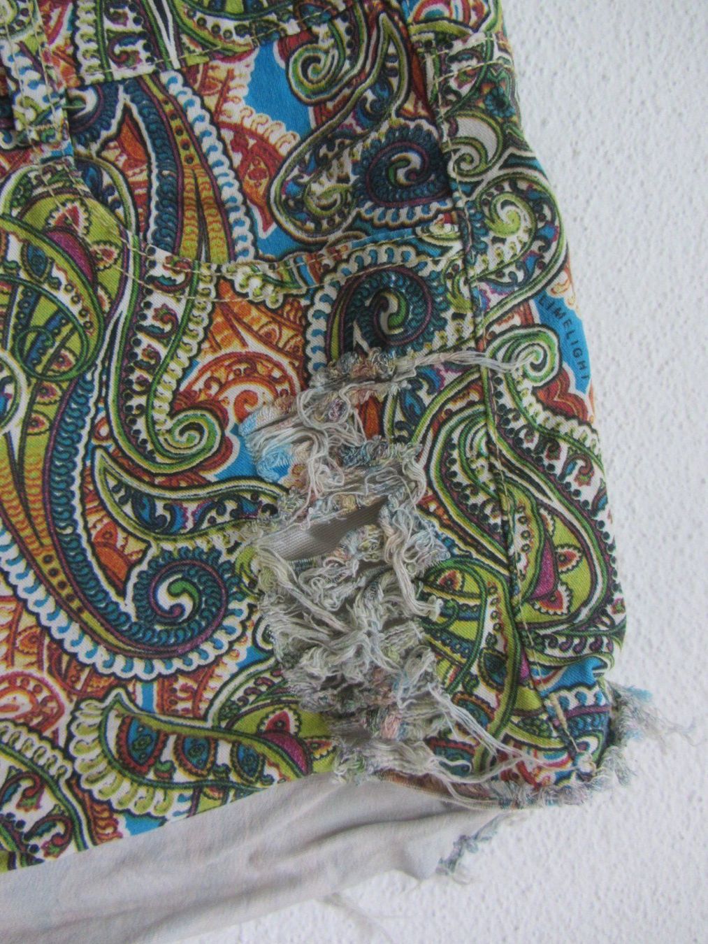 Jeans: LIME LIGHT - Jeansshorts bunt Paisley 40 – Usato da Zürich venduto da Diazaio 1