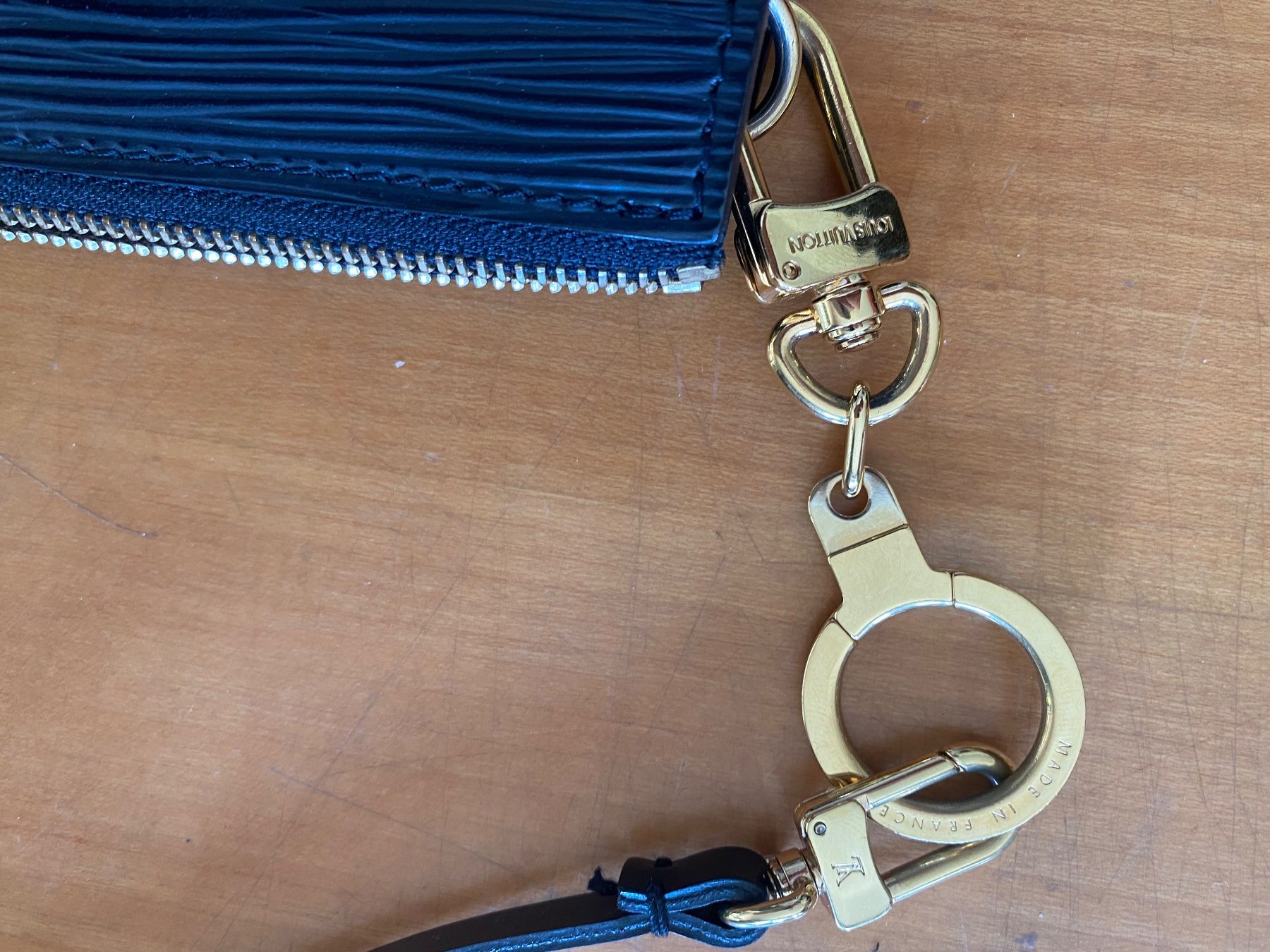 Louis Vuitton Taschen: Original Louis Vuitton Pochette schwarz – Neu (gemäss Beschreibung) aus Matten b. Interl von  1