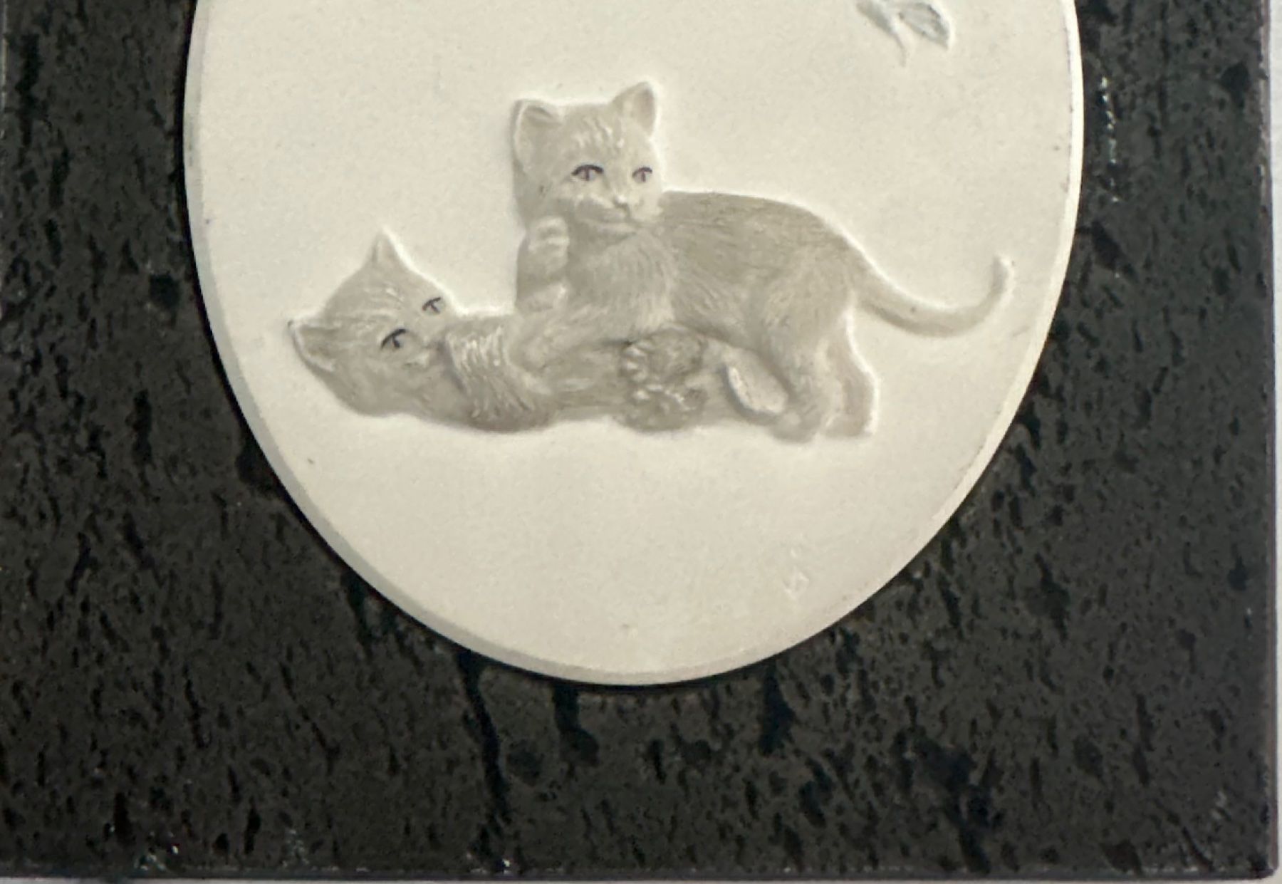 Gemälde: Porzellan Katzen Relief – Gebraucht aus Hochdorf von  3