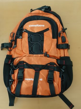 Rucksack mit sehr vielen Taschen und USB Anschluss mit Kabel