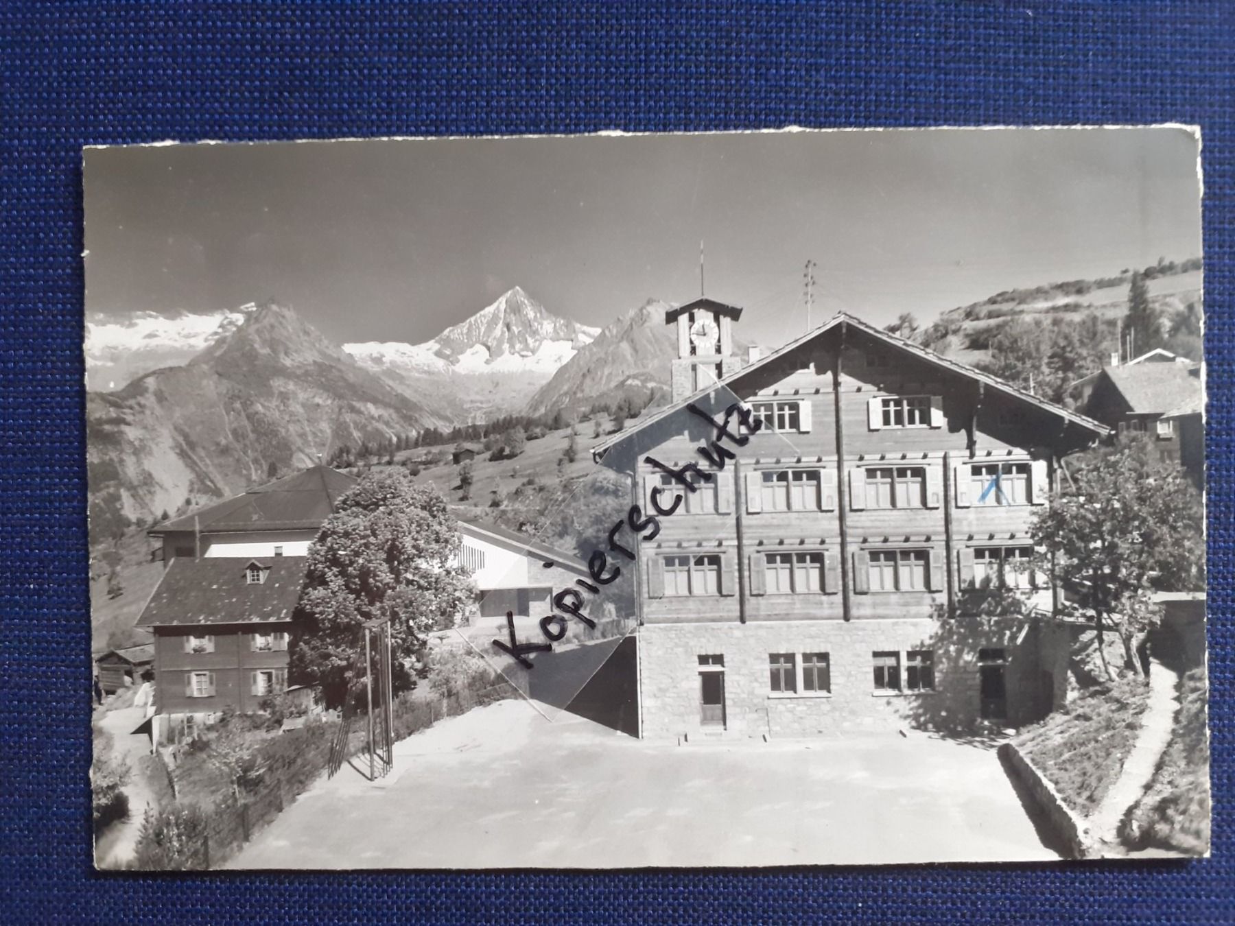 Cartoline postali: AK Bürchen Schulhaus Wallis Raron Häuser – Usato da Küssnacht am Rigi venduto da cartolina-1