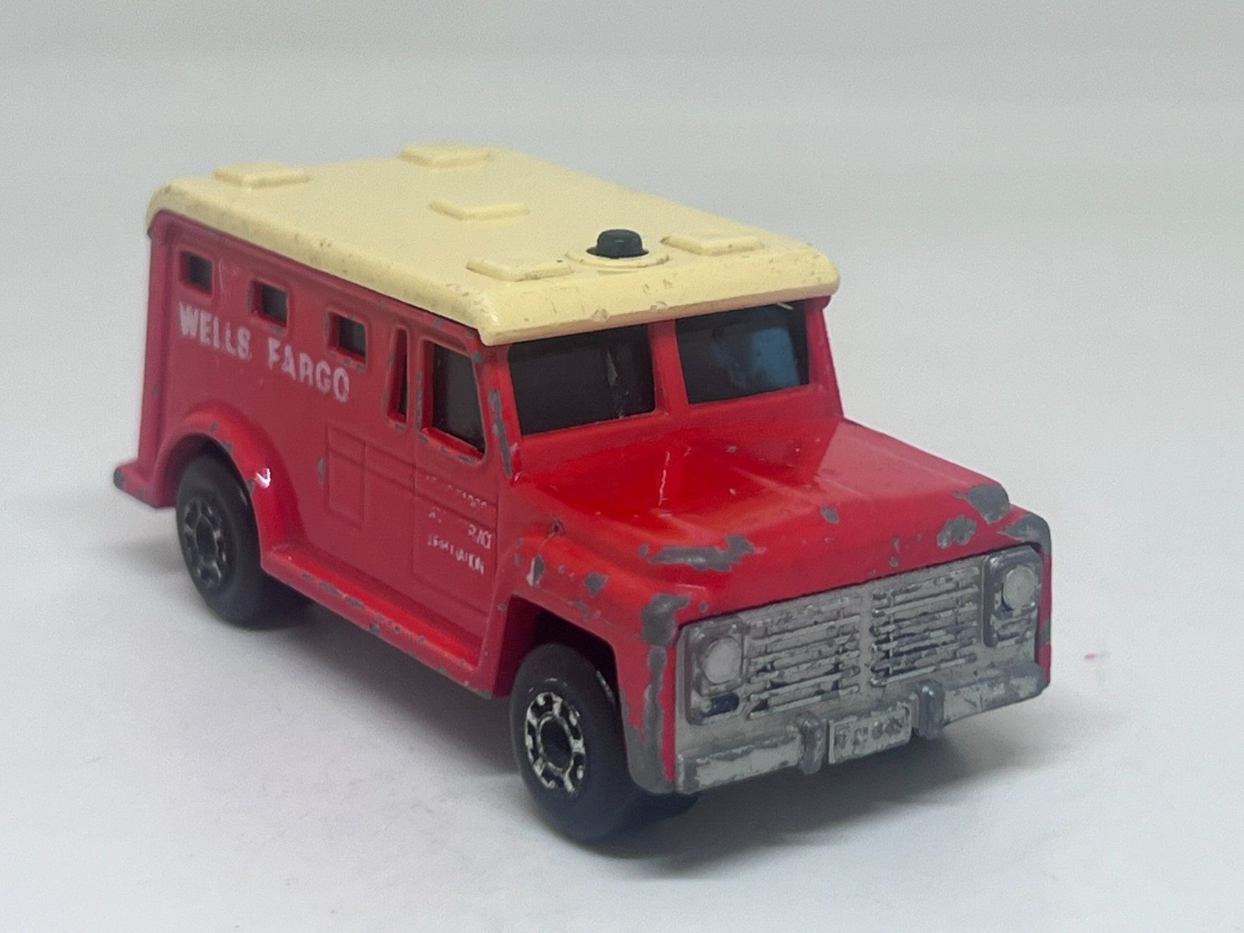 Matchbox Modellini d'auto: Matchbox Armored Truck #763 – Usato da Wildegg venduto da LaaBoutique
