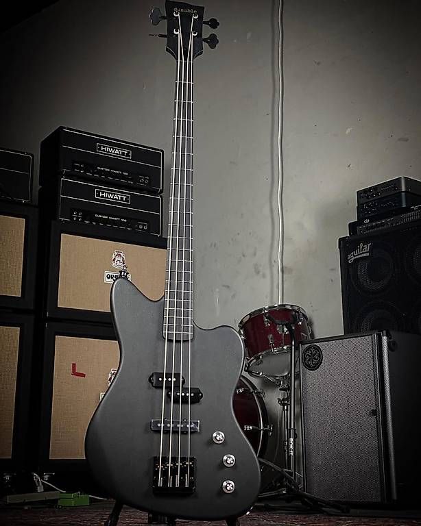 Strumenti musicali: Totally Unique Custom Dunable Yeti Bass – Nuovo e nell'imballaggio originale da Genève venduto da Khrys